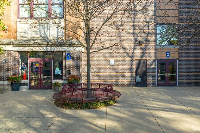 Lloyd Elementary School has a student-teacher ratio of 15 to 1.