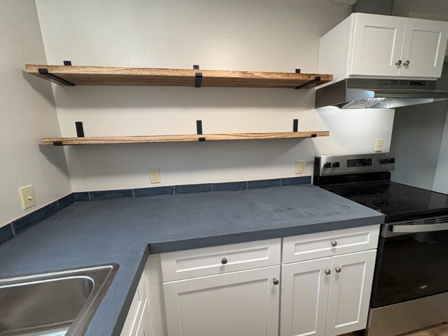 26 Hadley Rd unit 28, Sunderland, MA 01375 - photo 2