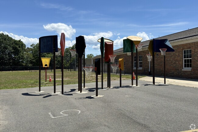 Hampton Oaks Elementary School serves the community of Stafford.