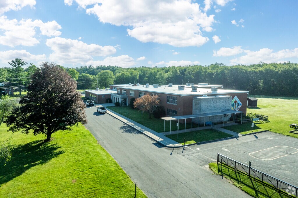 Morse School has 301 students in grades K-6 with a student-teacher ratio of 12 to 1.