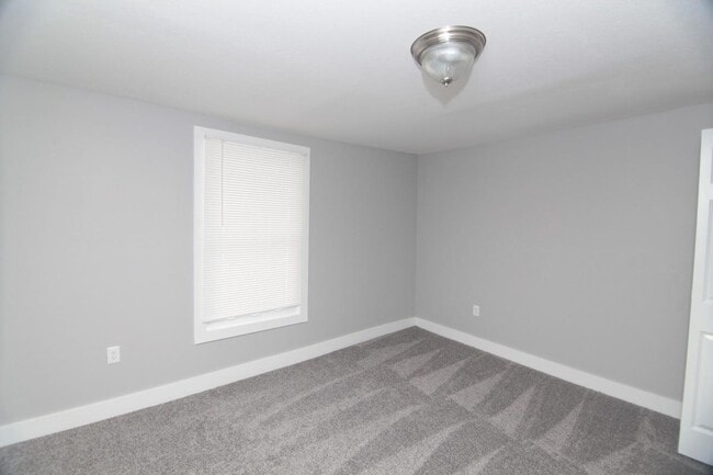 702 W 7th St, Davenport, IA 52802 - photo 4