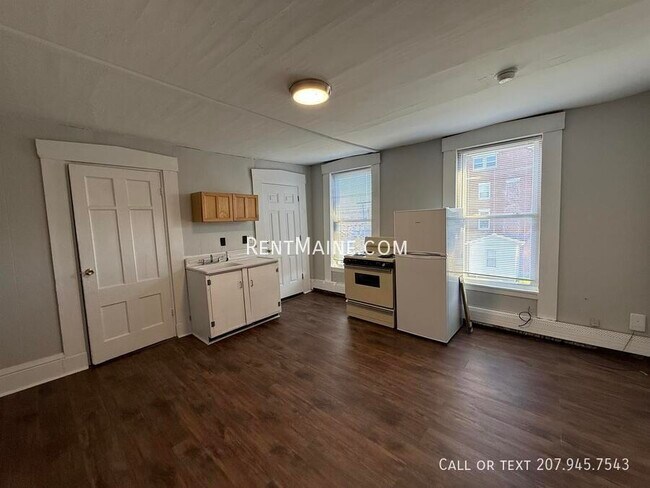 74 Court St unit 4, Bangor, ME 04401 - photo 3
