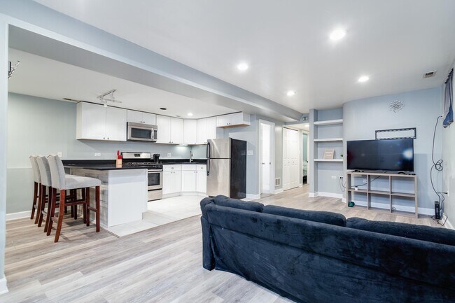 3047 N Clybourn Ave unit 1, Chicago, IL 60618 - photo 2