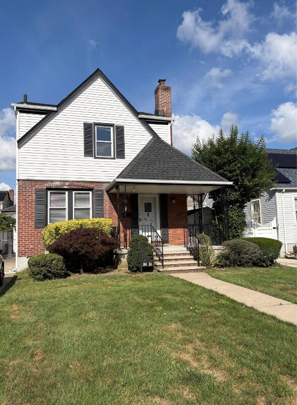 84-36-8252 252nd St, Queens, NY 11426