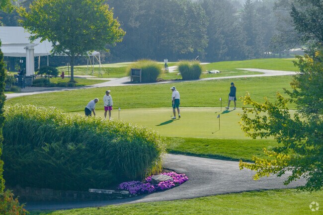 Residents and visitors in Winkworth can play golf at the Bellevue Country Club.