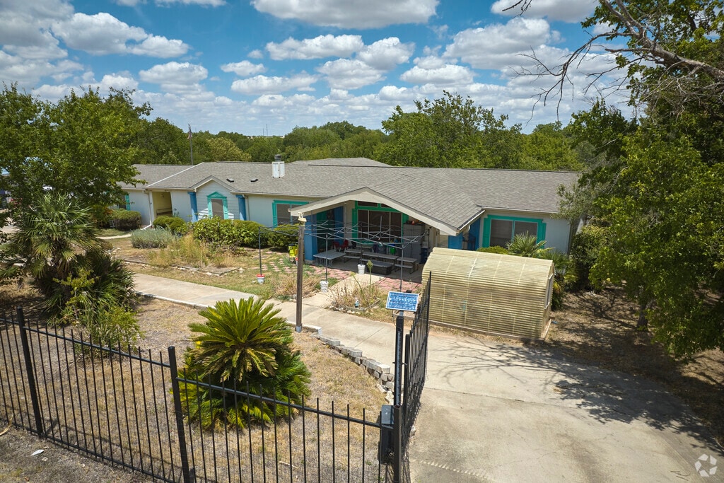 Welcome to Inside Outside School in Pflugerville, TX.