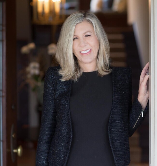 Lisa Turnure