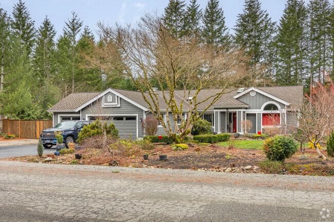 Single-story homes such as ramblers are also somewhat commonly found throughout Riverpoint.