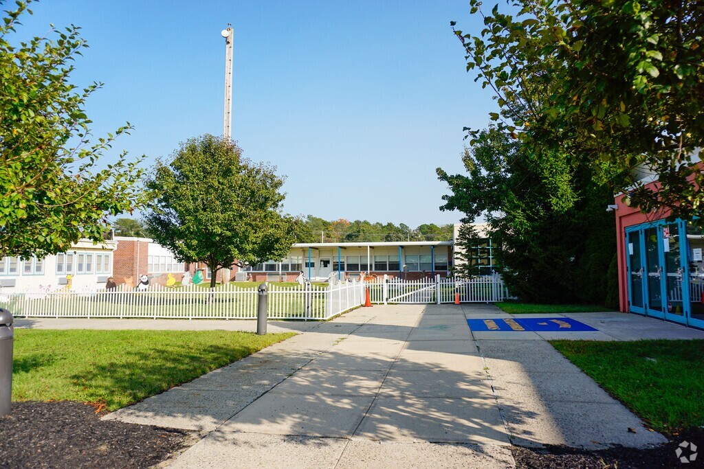 Oxycocus Elementary School serves students in the Stafford community.