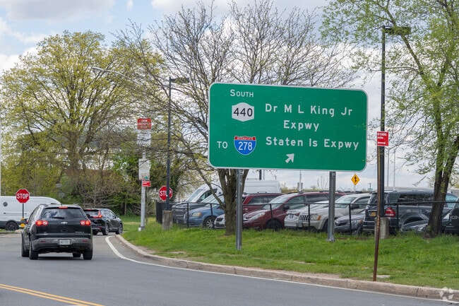 Mariners Harbor residents have quick access to Staten Island Expressway for easy traveling.