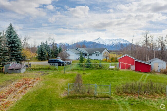 Farm Loop’s ranch-style homes offer space, privacy, and mountain views.