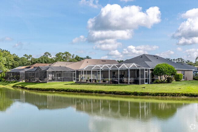 Screened patios in Lexington Oaks overlook peaceful ponds, perfect for relaxing at home.