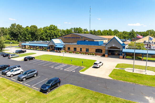 he student population of Castle North Middle School is 819 and the school serves 6-8.