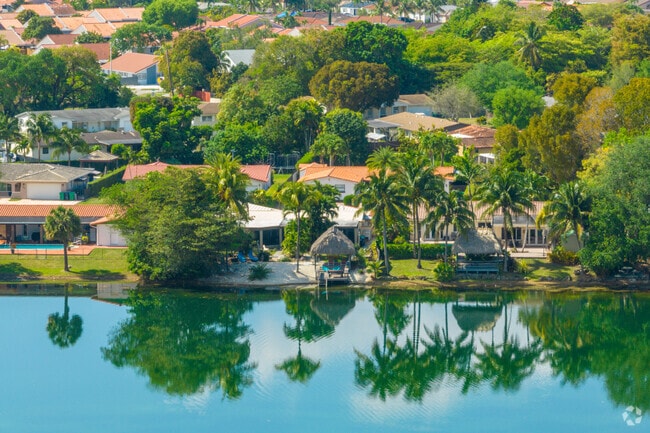 Waterfront homes in Kendale Lakes offer serene views and premium living.