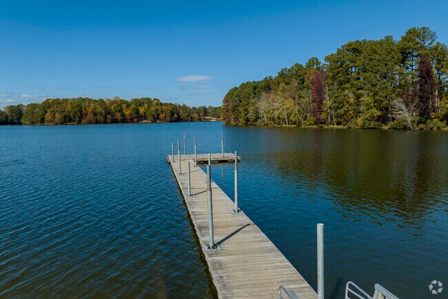 Queen's Lake in LaFayette, Georgia, offers free access for fishing, kayaking, and recreation.