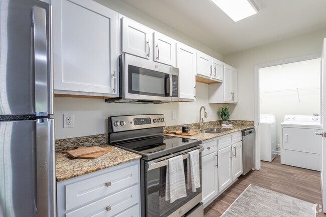 2BR, 2BA - 1,000SF Renovated - Kitchen