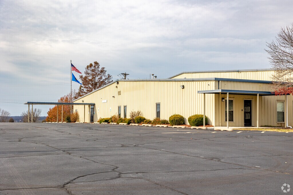 Pretty Water School is located in the West of Sapulpa.