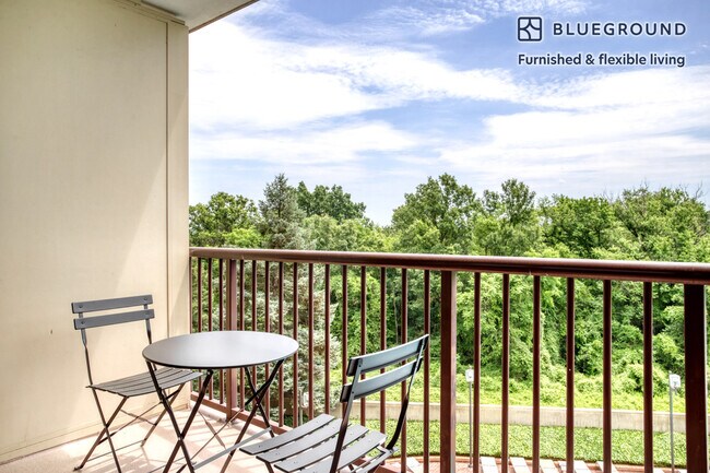 1801 Crystal Dr unit FL5-ID558, Arlington, VA 22202 - photo 4