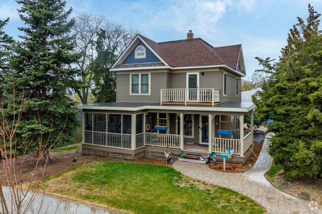Two-story bungalows are common in Pierre.