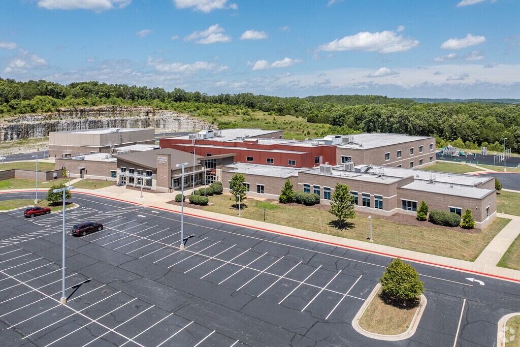 The Buchanan Elementary School campus is located just north of Branson High School.