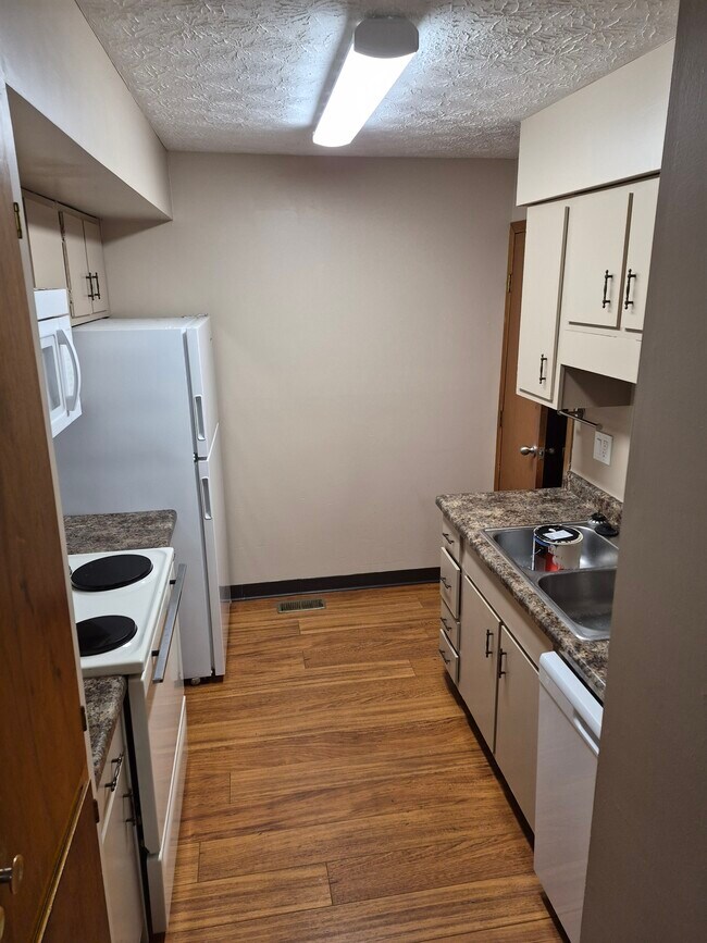 466 Heritage Cir unit 466 HC, Bucyrus, OH 44820 - photo 3