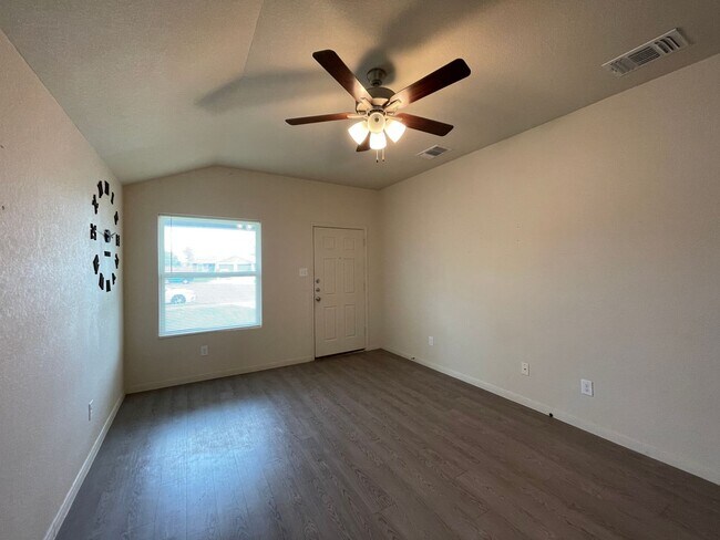 5804 Rustler Dr unit B, Killeen, TX 76543 - photo 2