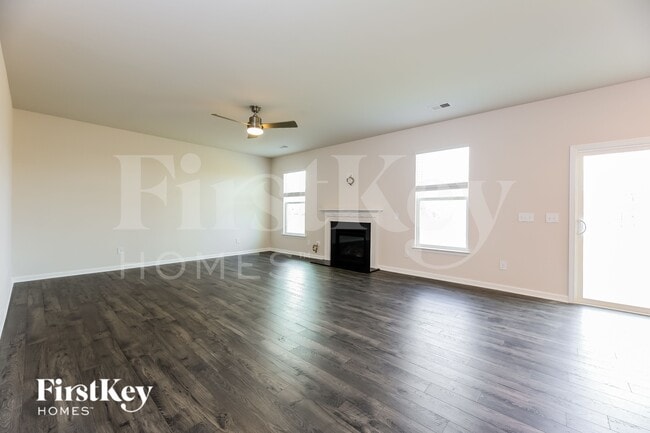 569 Hillpark Ln, Greer, SC 29651 - photo 3