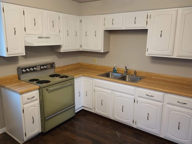 711 Vulcan St unit 4, Iron Mountain, MI 49801 - photo 3