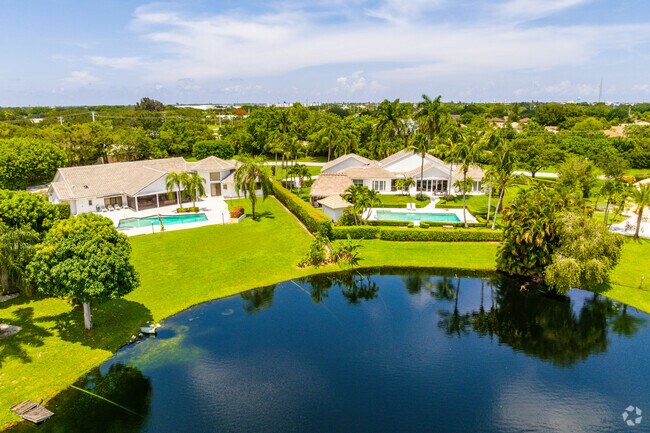 Single family homes with waterfront views can be found in Seagate Country Club near The Hamlet neighborhood.