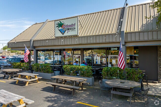 Bay Café offers a variety of food and drinks and is a popular dining spot near Pontchartrain Gardens.