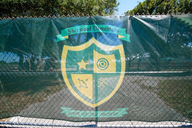 School emblem for Sherwood Elementary School.