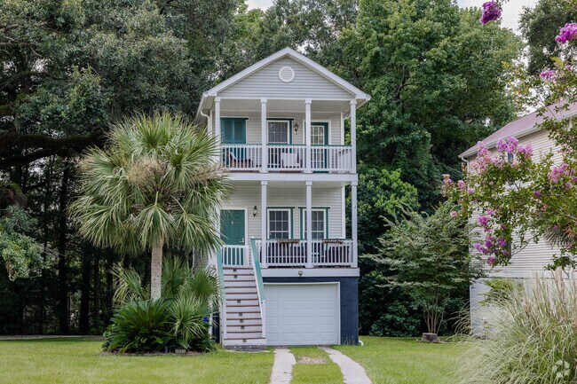 Ashley Acres has elegant Charleston-single style homes with porches in North Charleston.