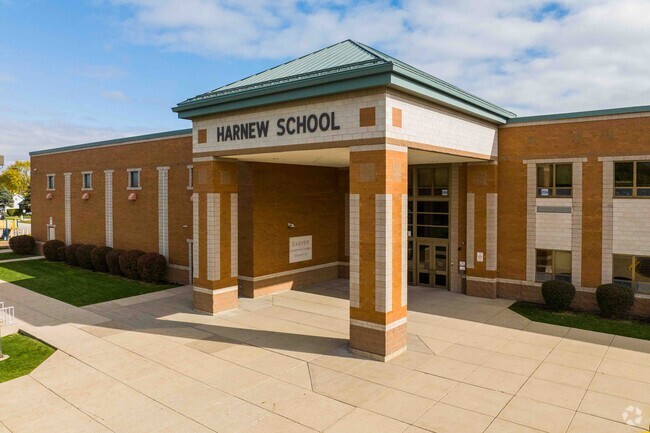 Harnew Elementary School serves Ridgeland District 122 in Oak Lawn, Illinois.
