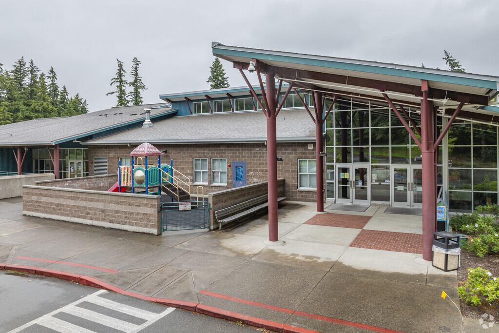 Entrance views into Pinecrest Elementary located in the Tracyton neighborhood of Bremerton.