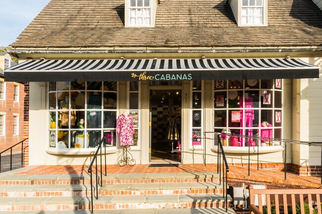 Shop, dine, and immerse yourself in the colonial atmosphere of Merchant Square in Williamsburg.