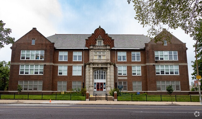 Columbia Elementary School building in Jeff-Vander-Lou.