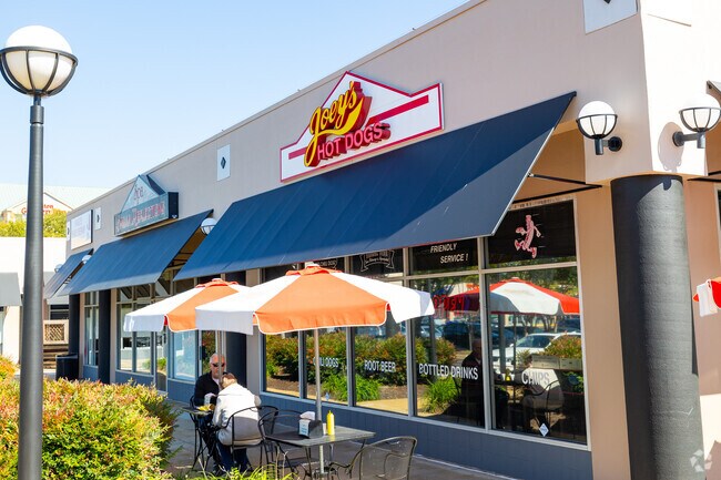 Joey's hot dogs in Innsbrook serves fast and delicious lunch.