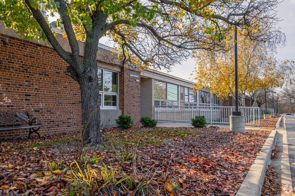 Poplar Creek Elementary School provides education in the neighborhood of 
New Berlin.
