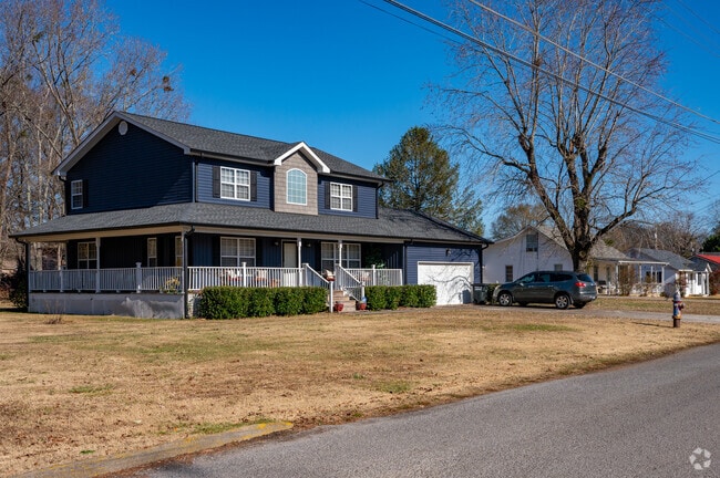 Jasper boasts a vast array of large homes, perfect for growing families.