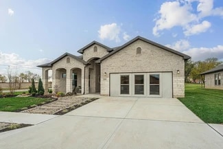 8435 Pickering St, Lenexa, KS 66227