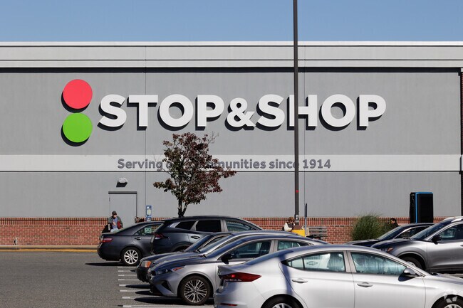 Residents of Carpenters Corner, Rhode Island have a variety of shopping options near them.