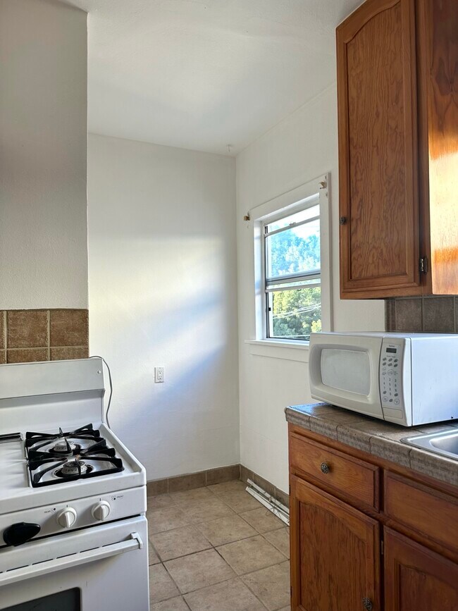 719 1/2 N Ridgewood Place unit Uptairs, Los Angeles, CA 90038 - photo 6