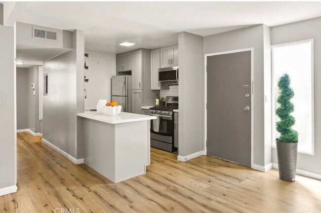 18620 Hatteras St unit 223, Tarzana, CA 91356 - photo 6