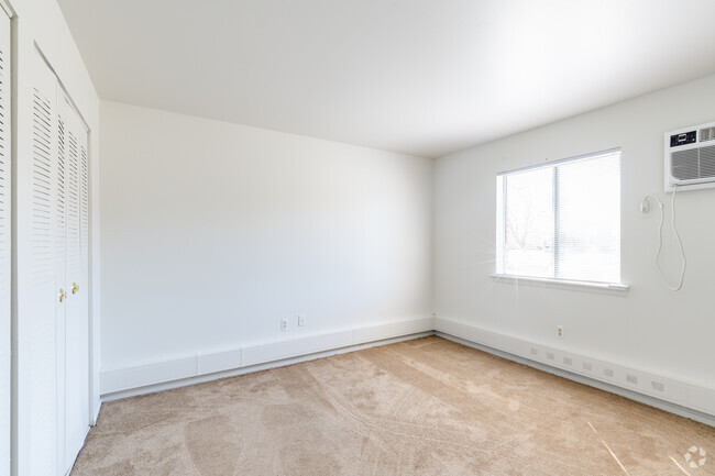 1BR, 1BA - 702SF - Bedroom