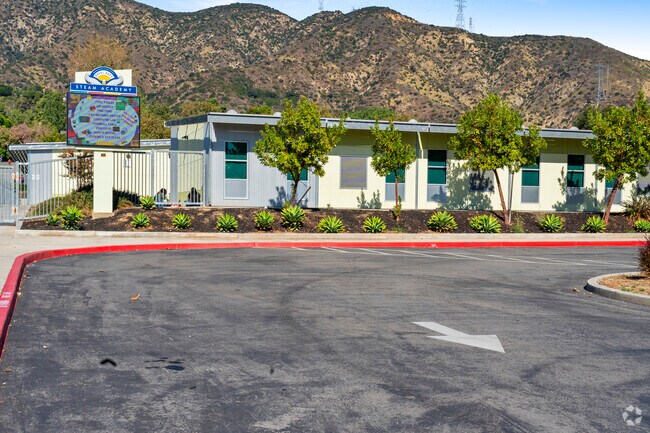 Royal Oaks Elementary School Entrance