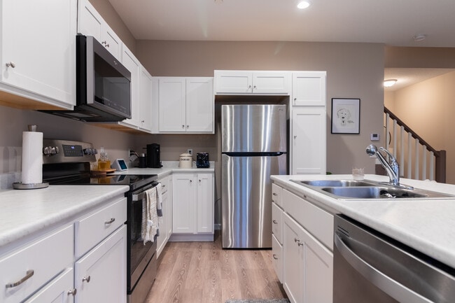 10095 Bluffs Corner, Fort Wayne, IN 46825 - photo 6