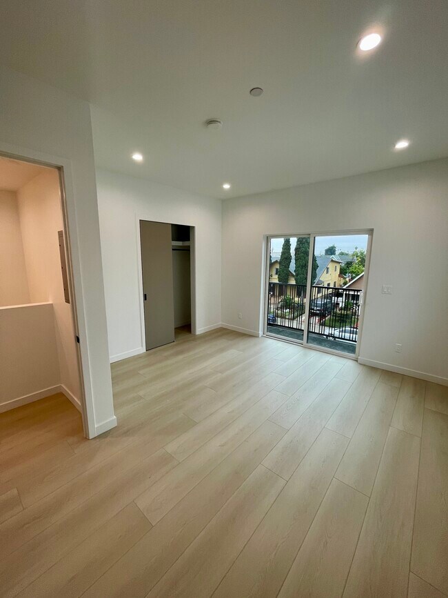 611 1/2 W 41st Place, Los Angeles, CA 90037 - photo 7