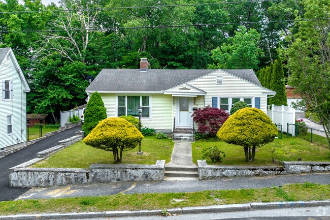 Ranch style homes are typical in North Quinsigamond Village.