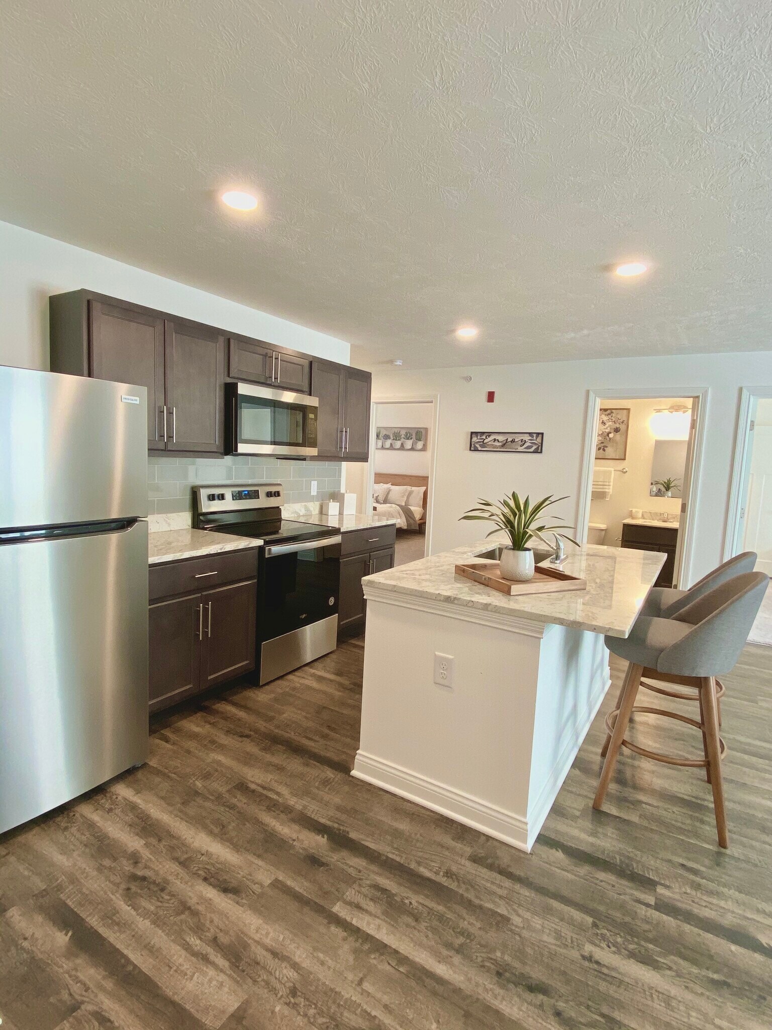 3BR/2BA - 1160 SF