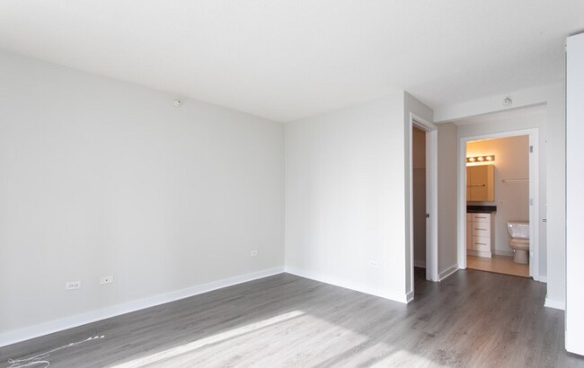 526 N Dearborn Pkwy, Chicago, IL 60610 - photo 7